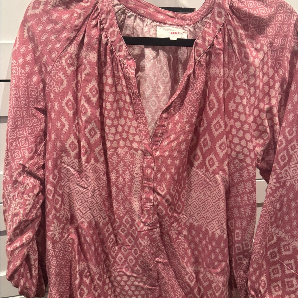 XiRENA Pink Geometric Blouse